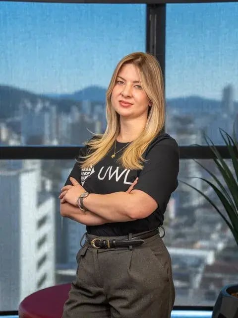 UWL do Brasil employee with the city skyline behind