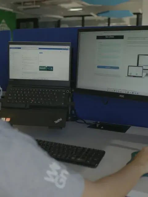 UWL do Brasil analyst tracking shipments at the workstation